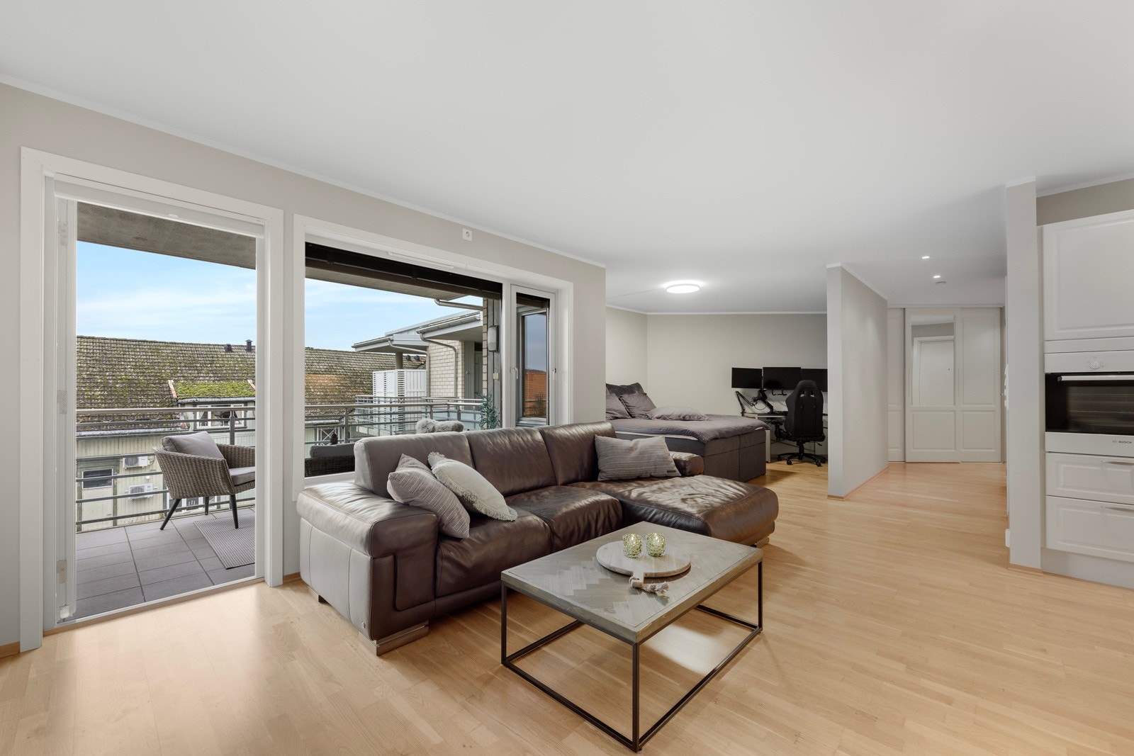 Lys og hyggelig leilighet med moderne åpen kjøkken- og stueløsning, solrik balkong, og plass til et ekstra soverom. Galleribilde