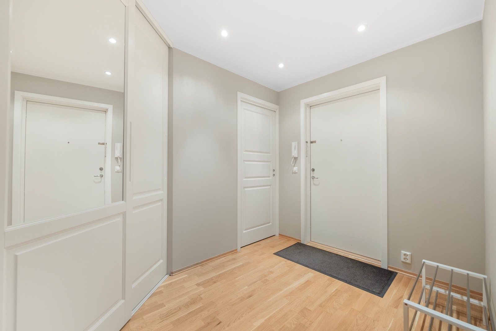 Leiligheten består av entré, stue med åpen kjøkkenløsning, soverom, bad og bod, samt muligheten for et soverom til. Galleribilde