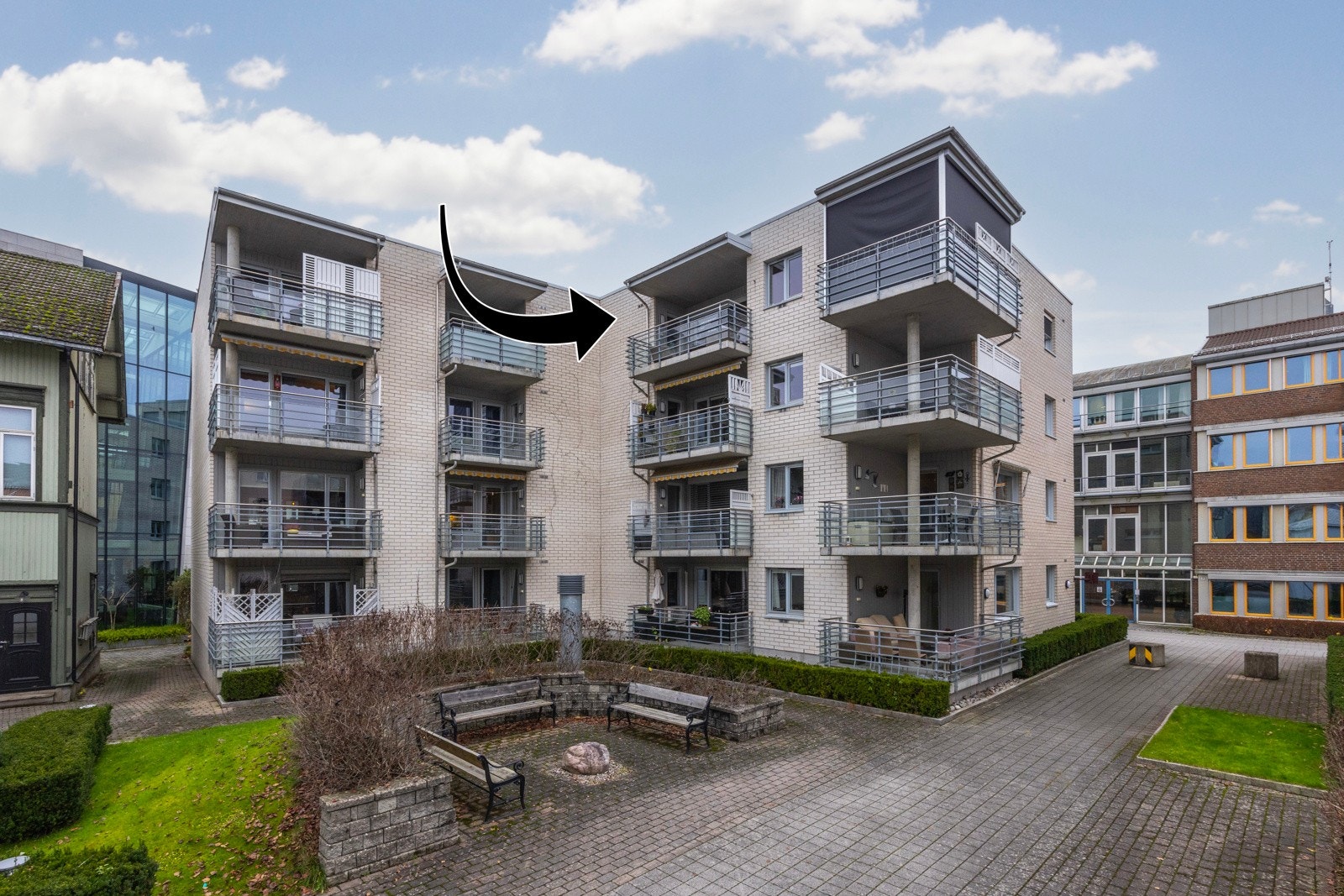 Boligen har en svært sentral beliggenhet med kort avstand til alle sentrums fasiliteter. Rådhuskvartalet Borettslag ligger tilbaketrukket fra Storgata med rådhuset, kino, strandpromenaden og servicesenteret for Porsgrunn kommune som nærmeste naboer Galleribilde