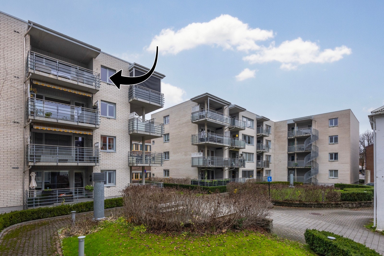 *Et rikt kulturliv gjør at du kan nyte alt fra teater og revy til gallerier og kino.Kulturhuset Ælvespeilet som nærmeste nabo. Galleribilde