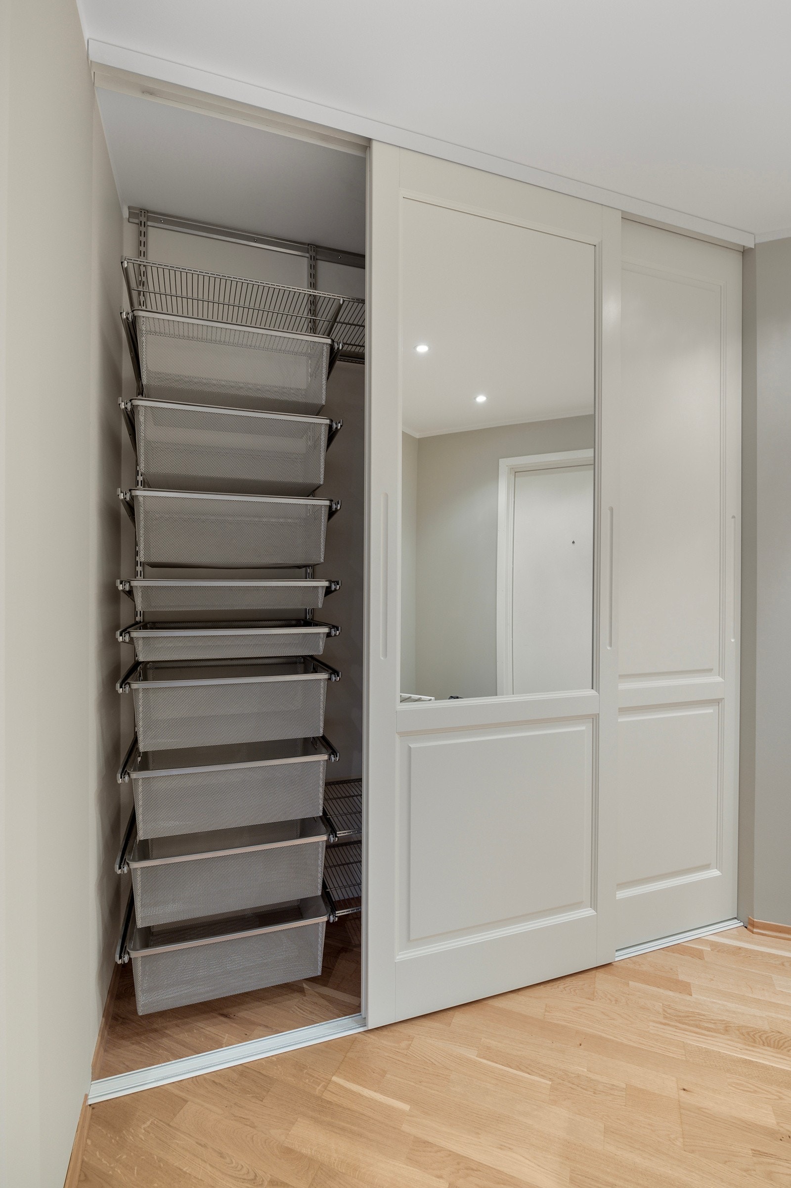 Romslig skyvedørsgarderobe med masse plass til klær, sko og tilbehør. Stilren og praktisk løsning for ethvert hjem Galleribilde