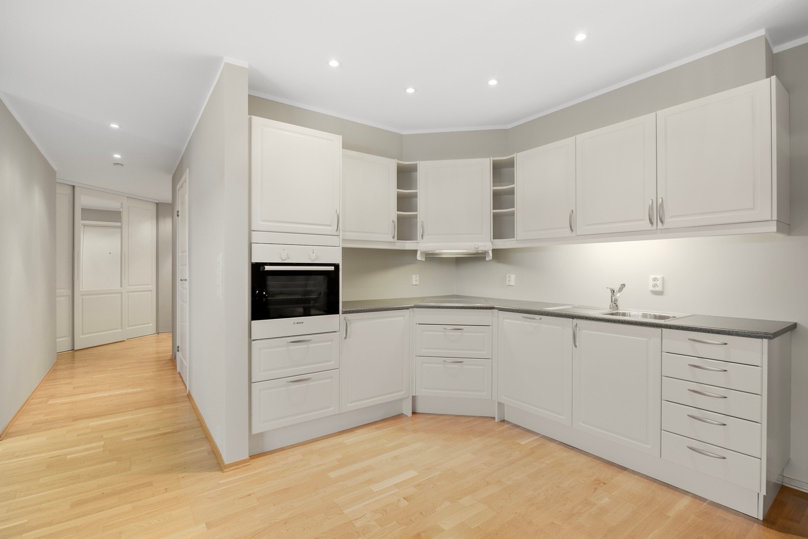 Lyst og trivelig kjøkken som innbyr til stor matglede og hyggelige stunder. Galleribilde