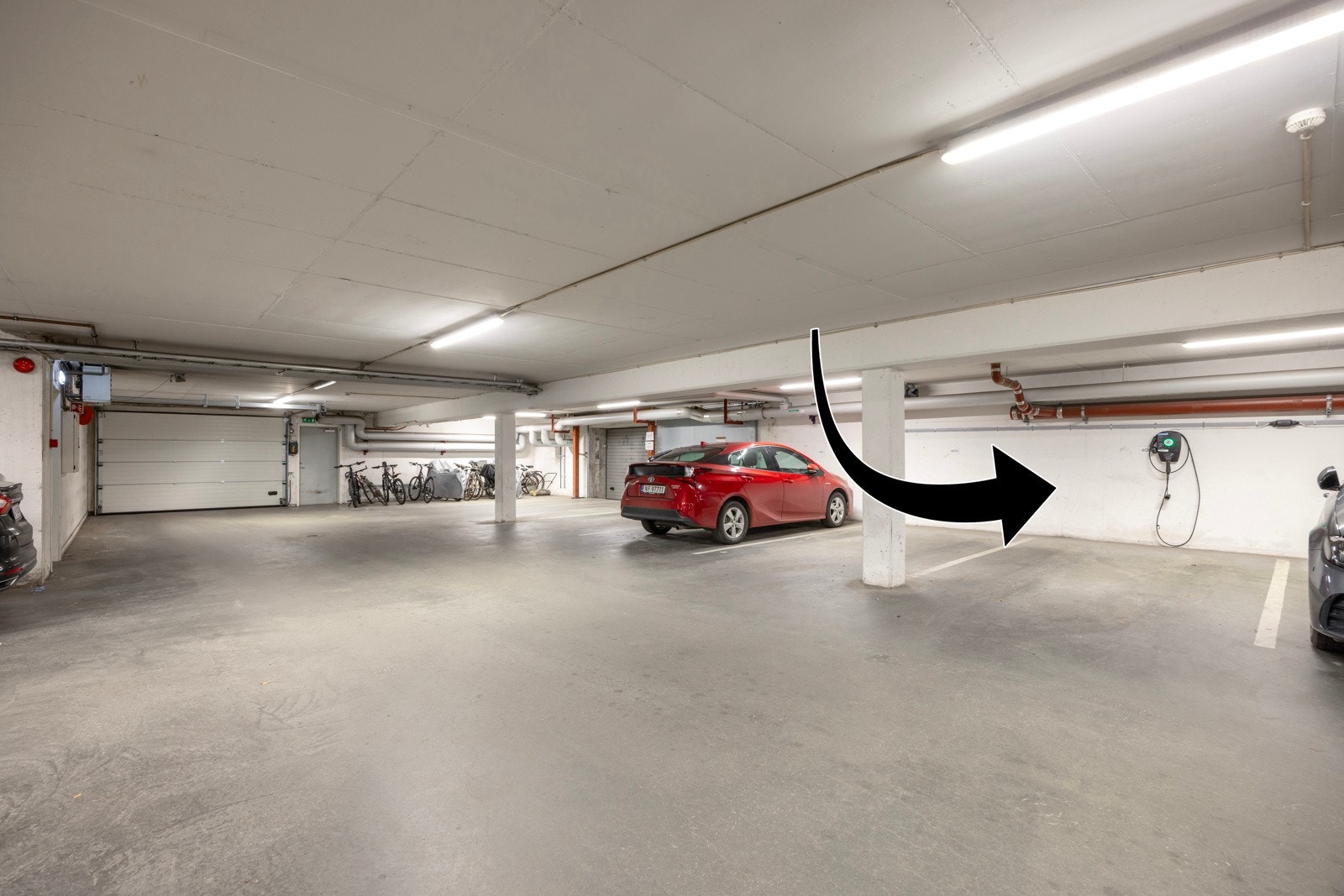 I garasjekjelleren er det en garasjeplass og en sportsbod tilhørende leiligheten. Galleribilde