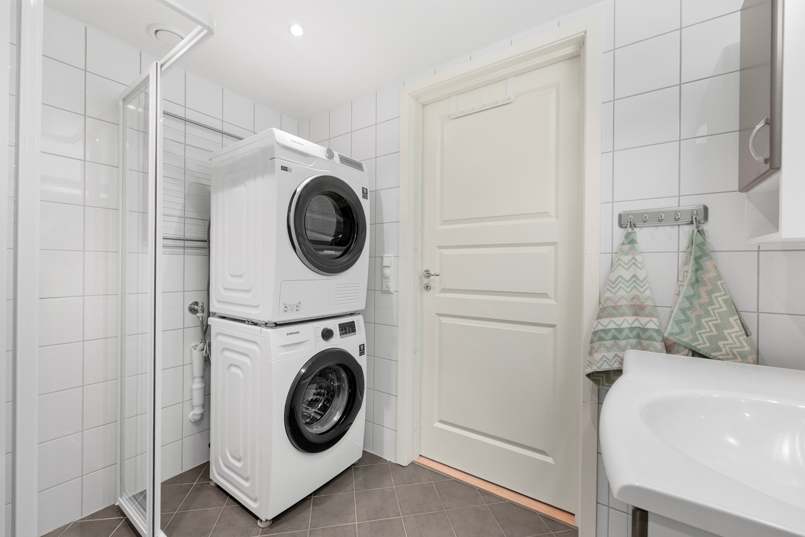 Plass til både vaskemaskin og tørketrommel Galleribilde