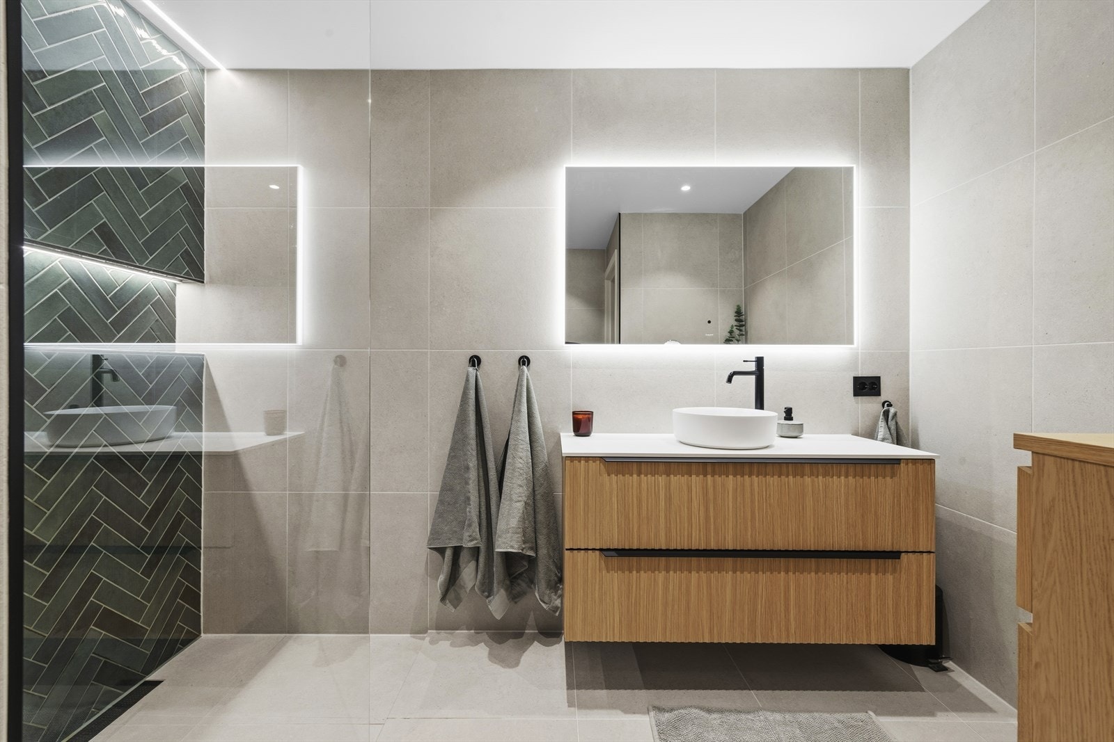 Baderommet er nytt i 2023, med 60x60 flis på vegger og gulv, som gir ett moderne og stilrent uttrykk Galleribilde