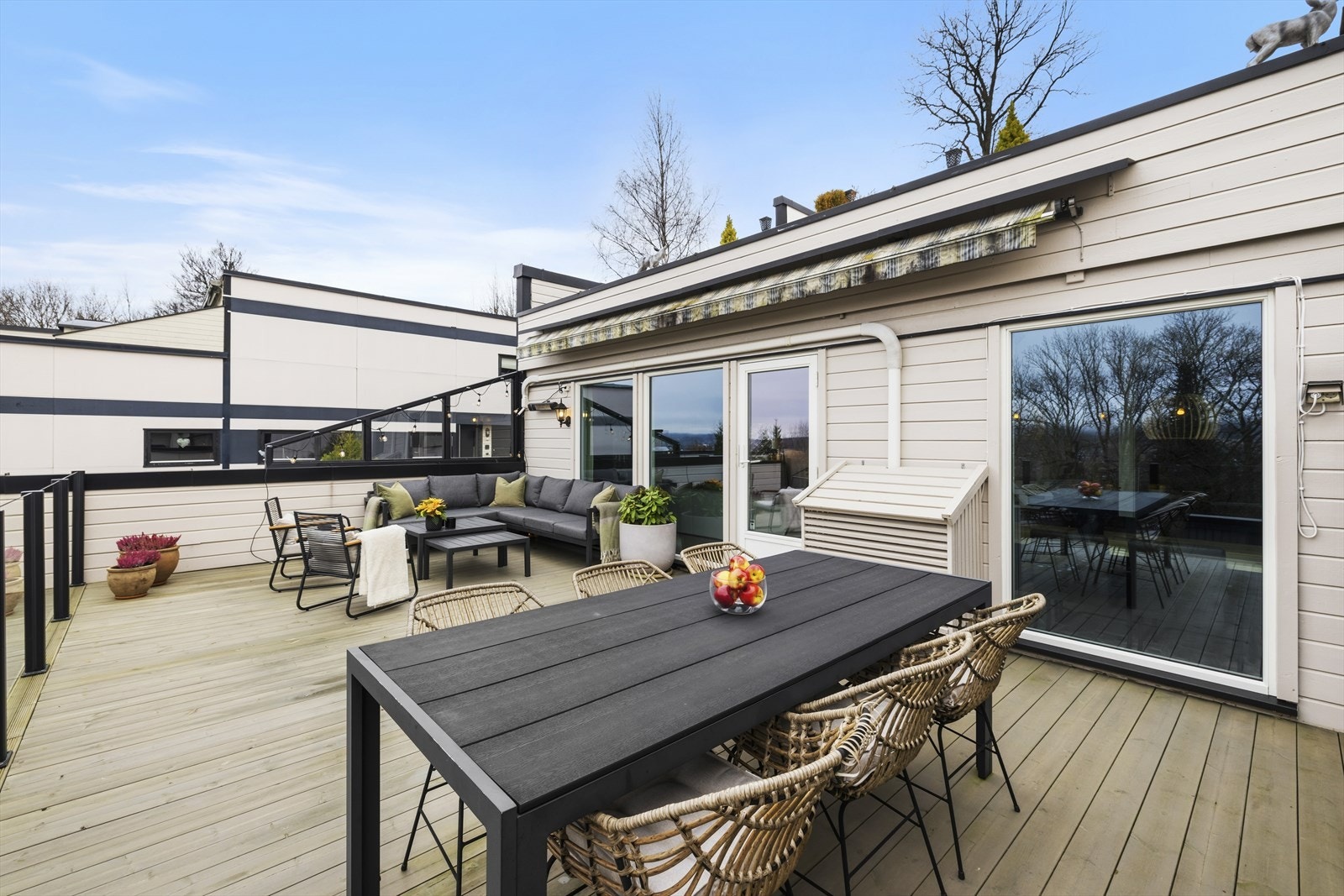 God plass til flere sittergrupper Galleribilde