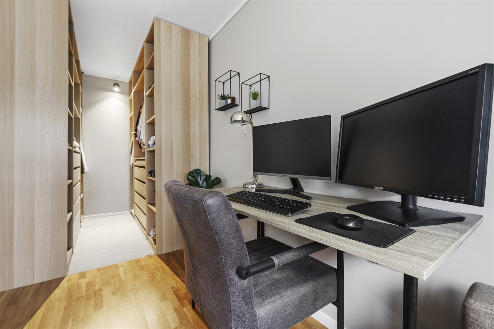 Soverom II har inngang til walk- in, med åpen garderobeløsning Galleribilde