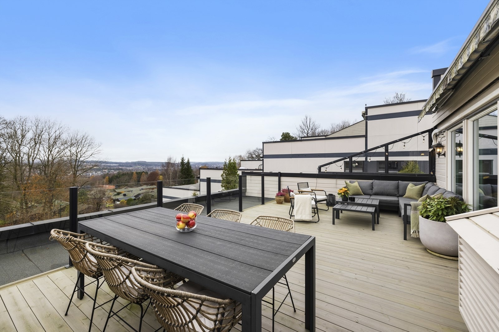 Terrassen har god plass til flere sittegrupper Galleribilde