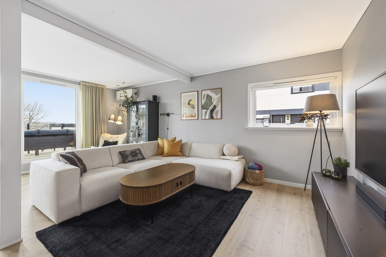 Stuen har funksjonell romløsning, med naturlig soner for sofagruppe og spisestue Galleribilde