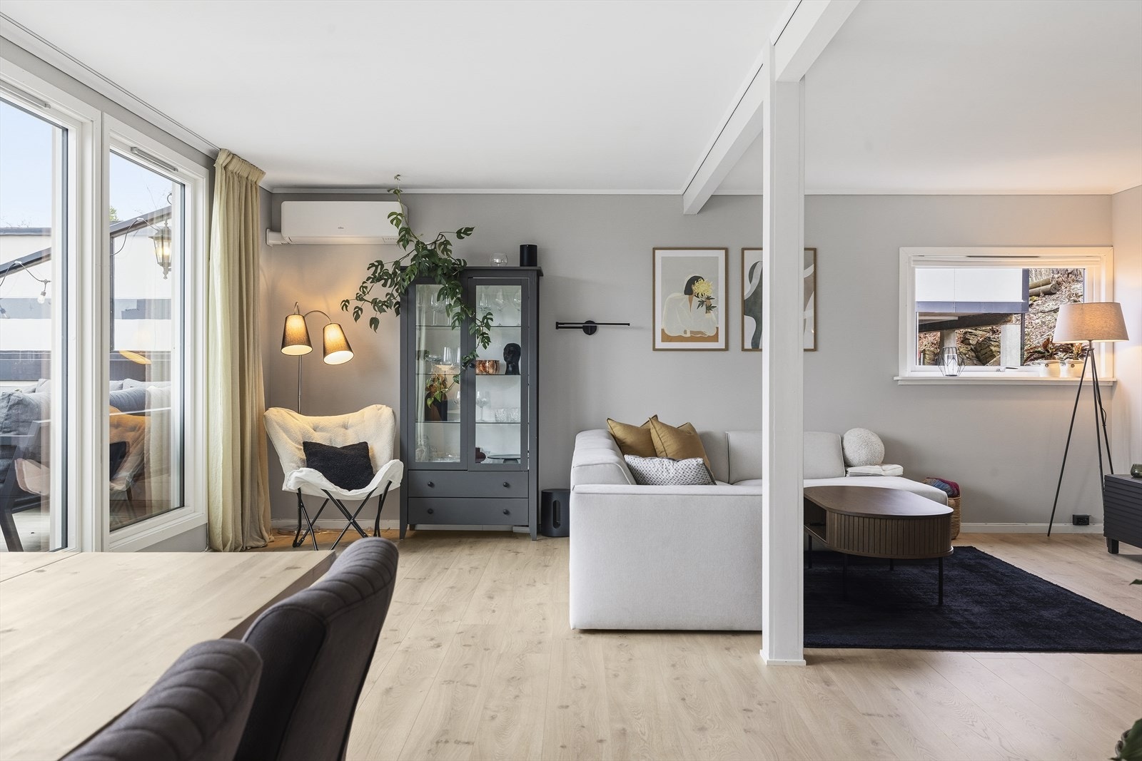 Stuen er innredet med varmepumpe som sørger for god varme Galleribilde