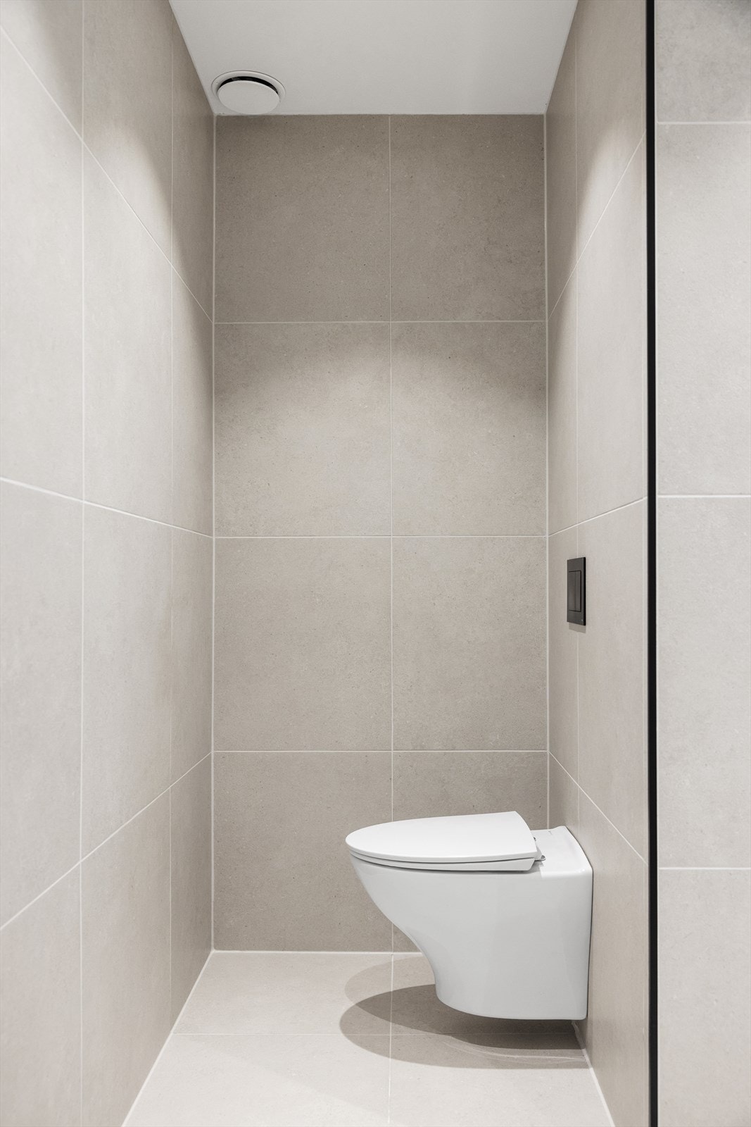 Vegghengt toalett i praktisk nisje Galleribilde