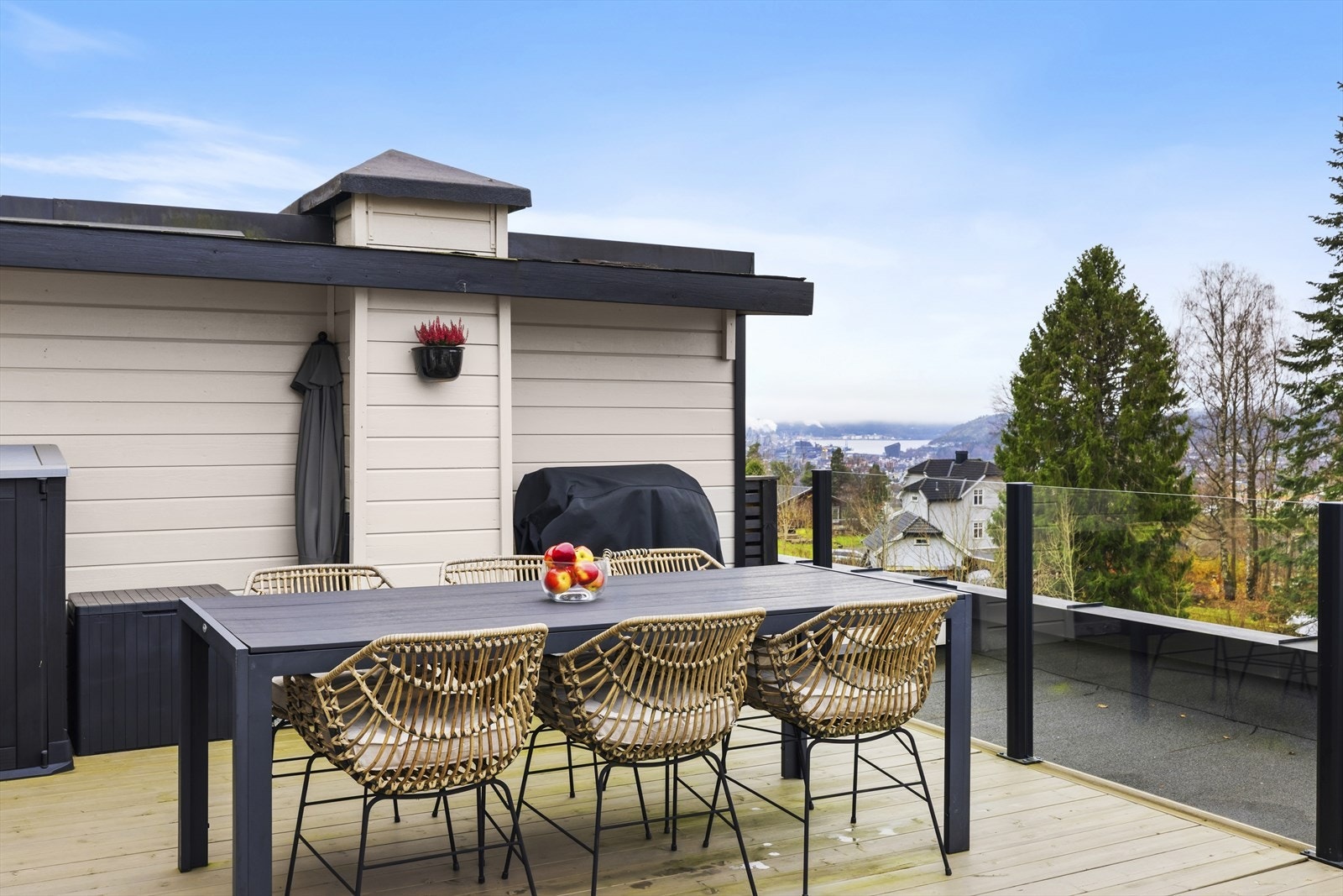 Skjermet terrasse med flotte sol- og utsiktsforhold Galleribilde