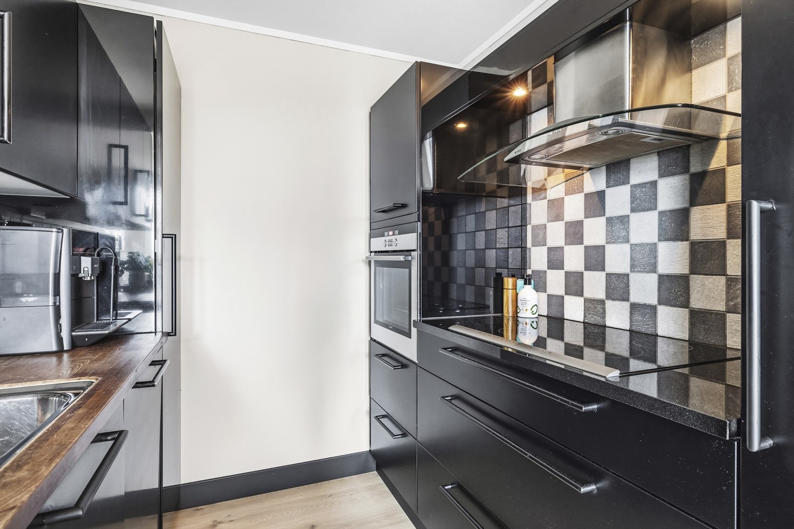 Det er god oppbevaringsplass i i innredning og godt med arbeidplass på benkeflater Galleribilde