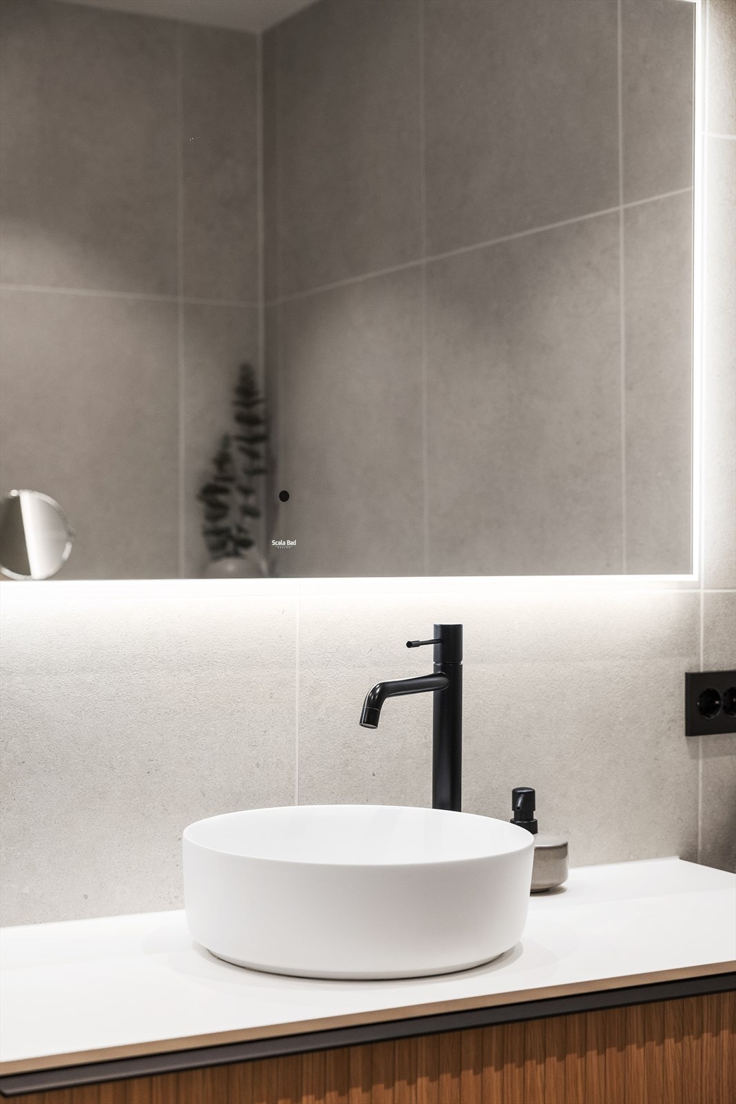 Baderommet har stilrene og moderne detaljer Galleribilde