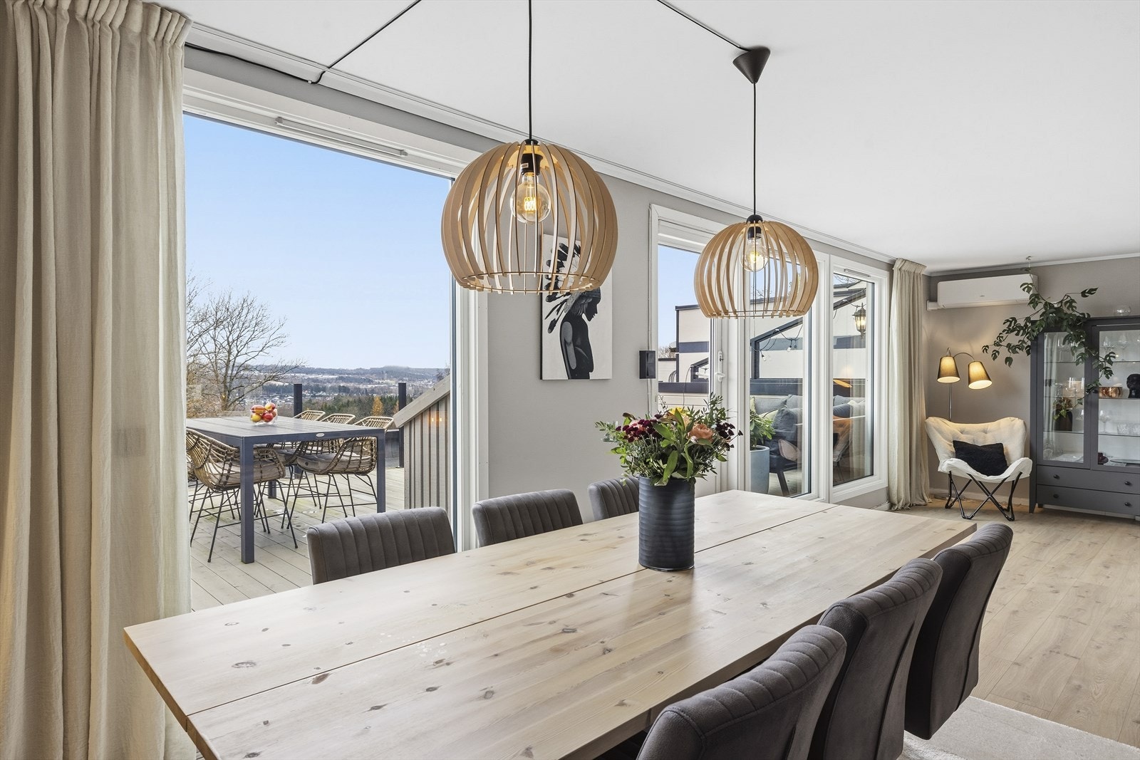 Fra stuen er det utgang til stor, solrik terrasse, med god plass til flere sittegrupper Galleribilde