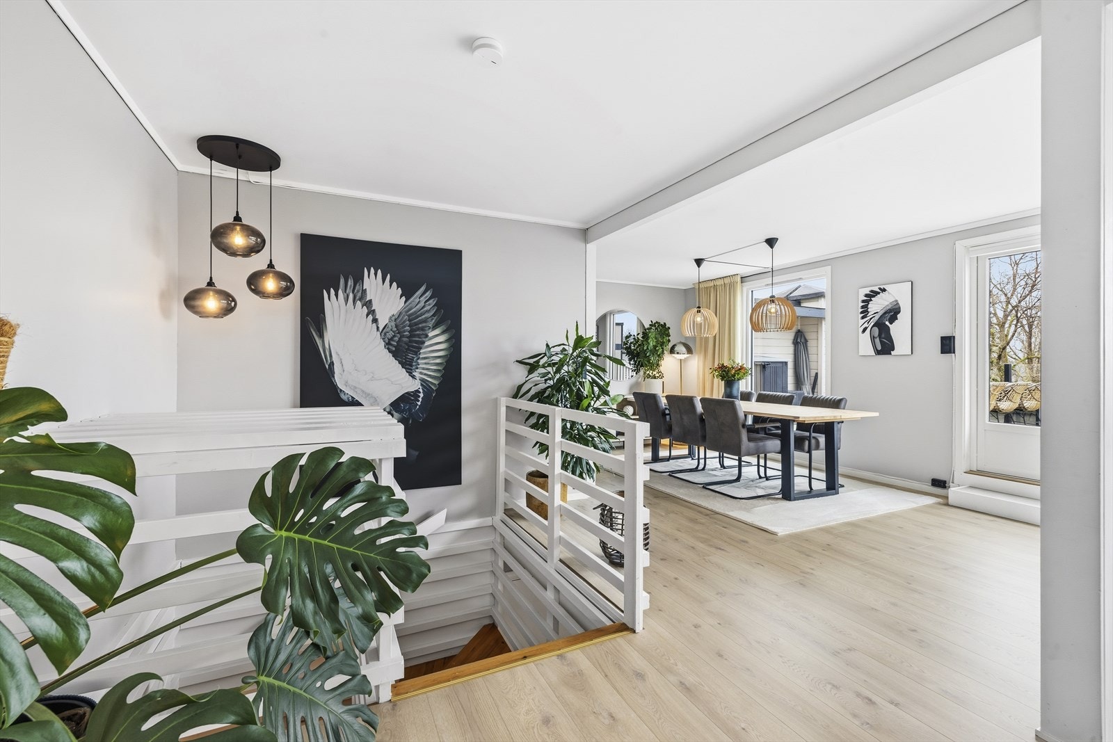 Spisestuen er praktisk plassert mellom stuen og kjøkkenet Galleribilde