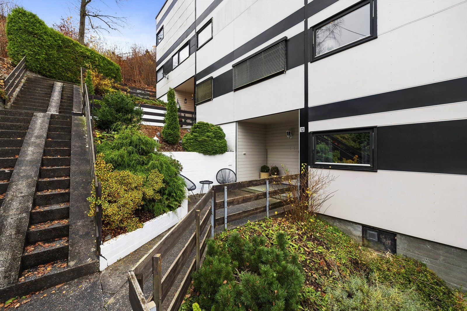 Enkel adkomst fra carport til leiligheten - ved inngangsparti er det en koselig uteplass Galleribilde