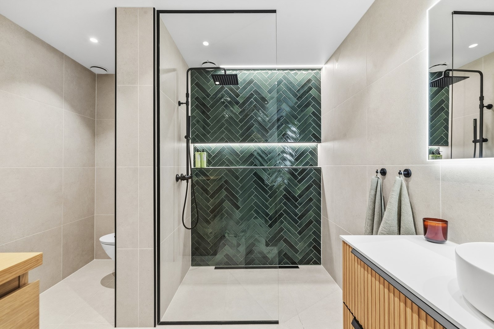 Romslig dusjnisje med dekorflis og glassvegg Galleribilde