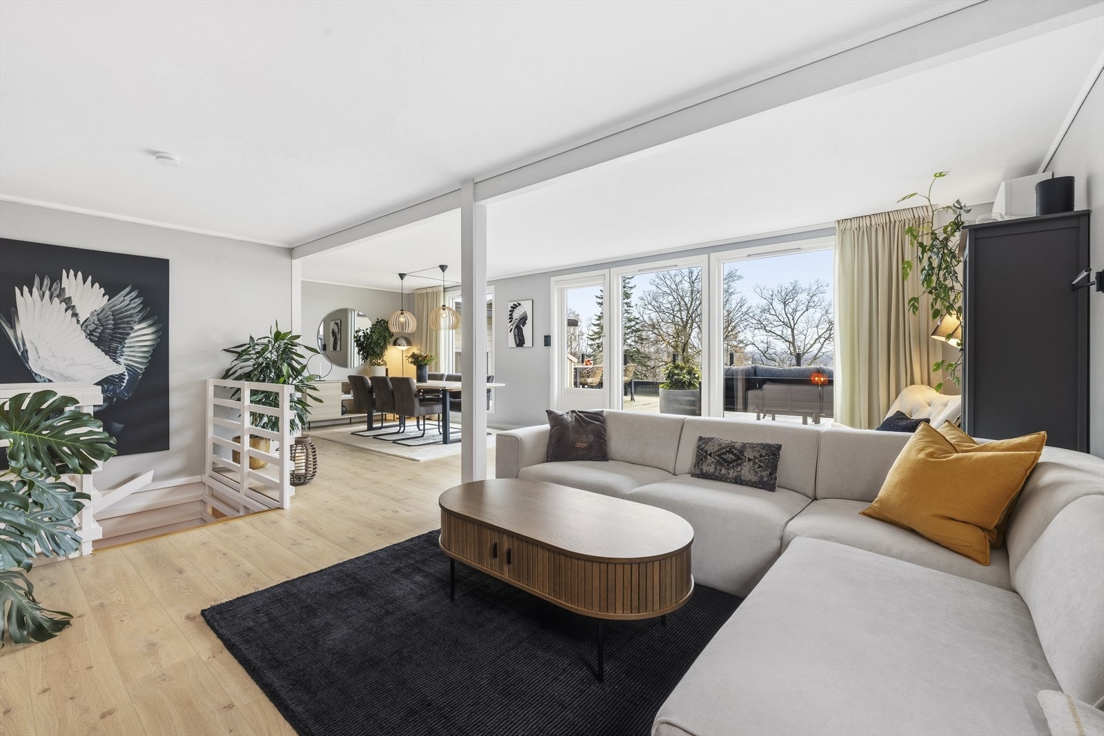 Lun og innbydende stue/spisestue, med flott utsikt og gode lysforhold via store vindusflater Galleribilde