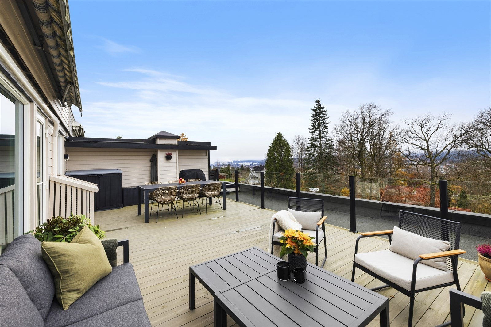 Fra stor vestvendt terrasse kan man nyte særdeles gode solforhold og en praktfull utsikt, fra tidlig morgen til sen kveld Galleribilde