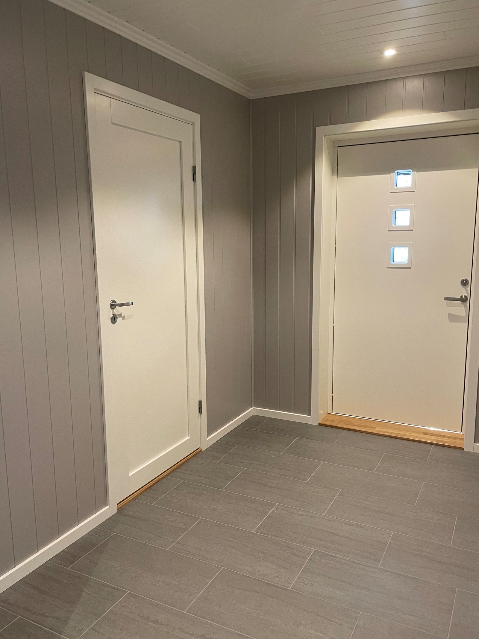 Det er en romslig entre med god plass for sko og yttertøy. Bilde fra entre i en tilsvarende bolig. Galleribilde