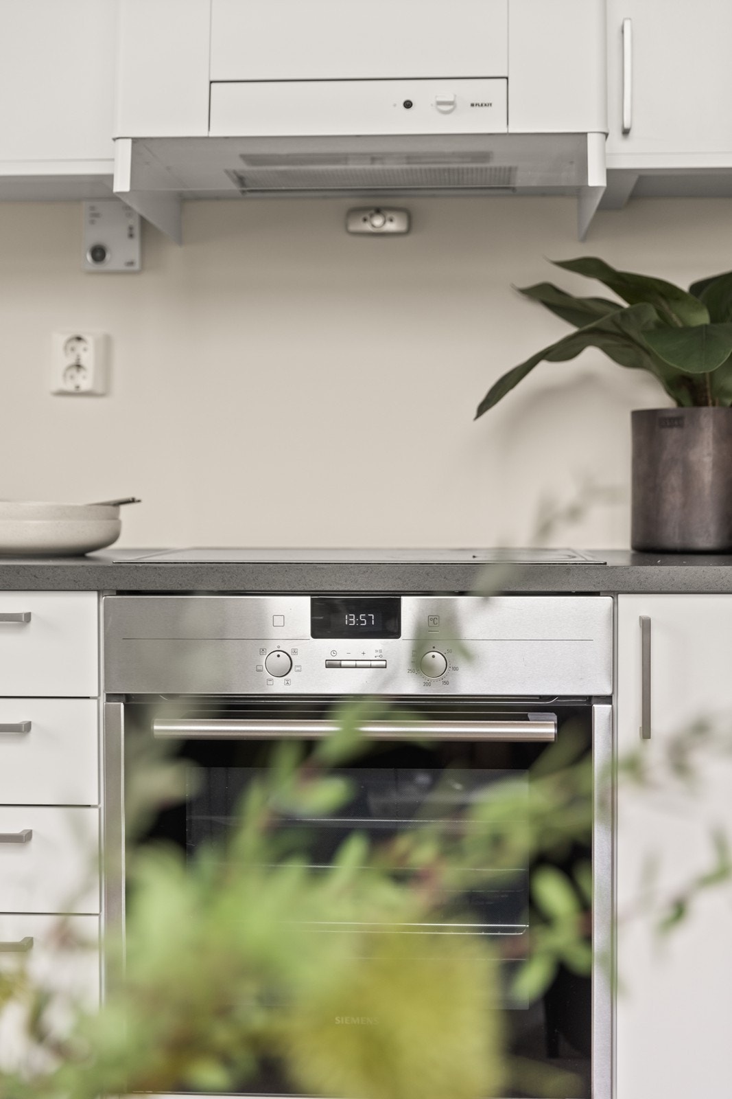 Kjøkkenet gir et moderne og innbydende preg Galleribilde