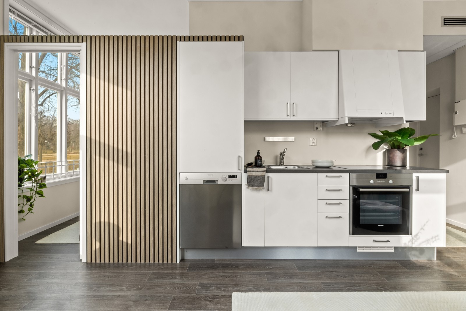 Kjøkkenet er utstyrt med Integrert komfyr, platetopp, kjøl/fryseskap og oppvaskmaskin Galleribilde