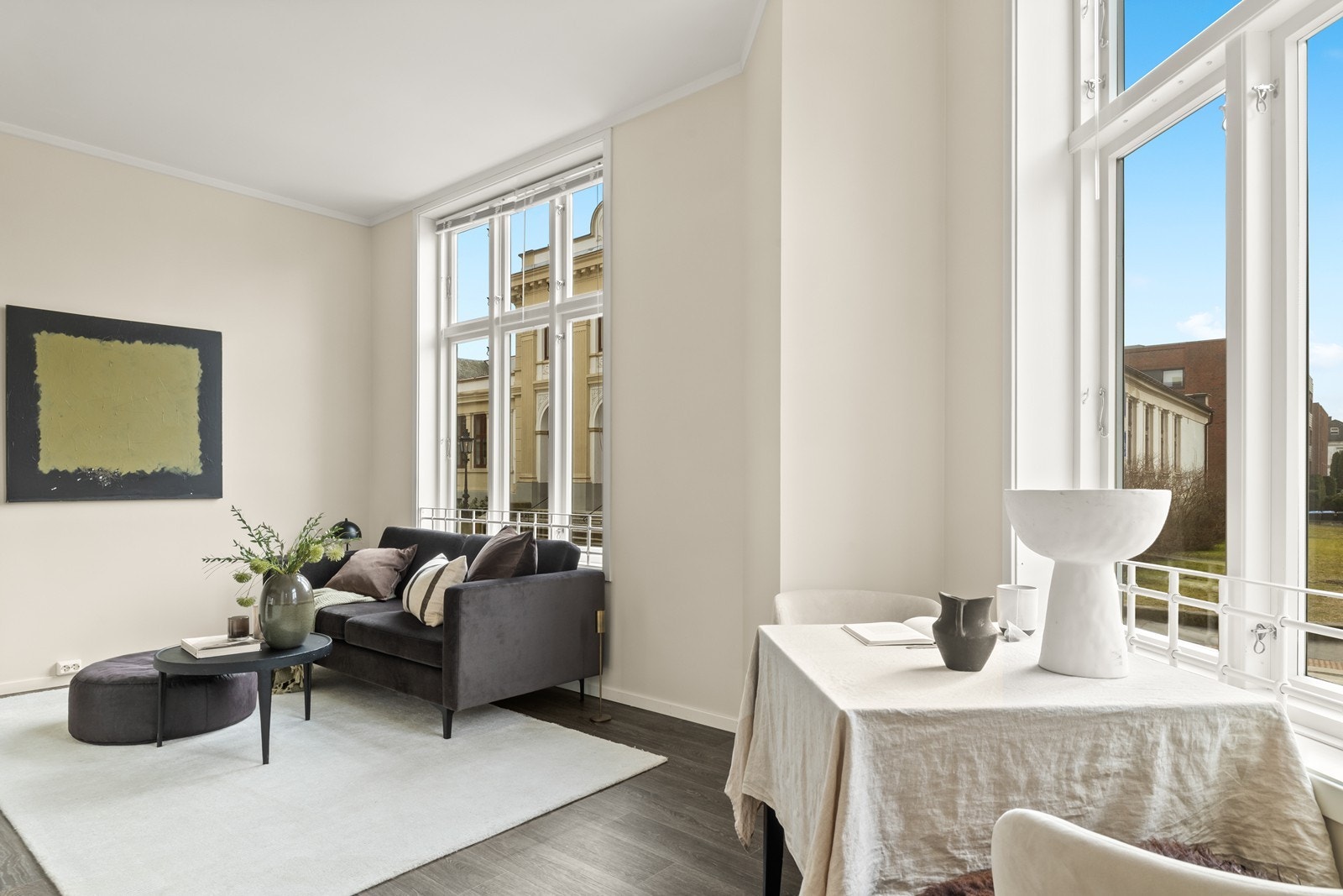 Den åpne løsningen mellom stue og kjøkken gir en innbydende atmosfære Galleribilde