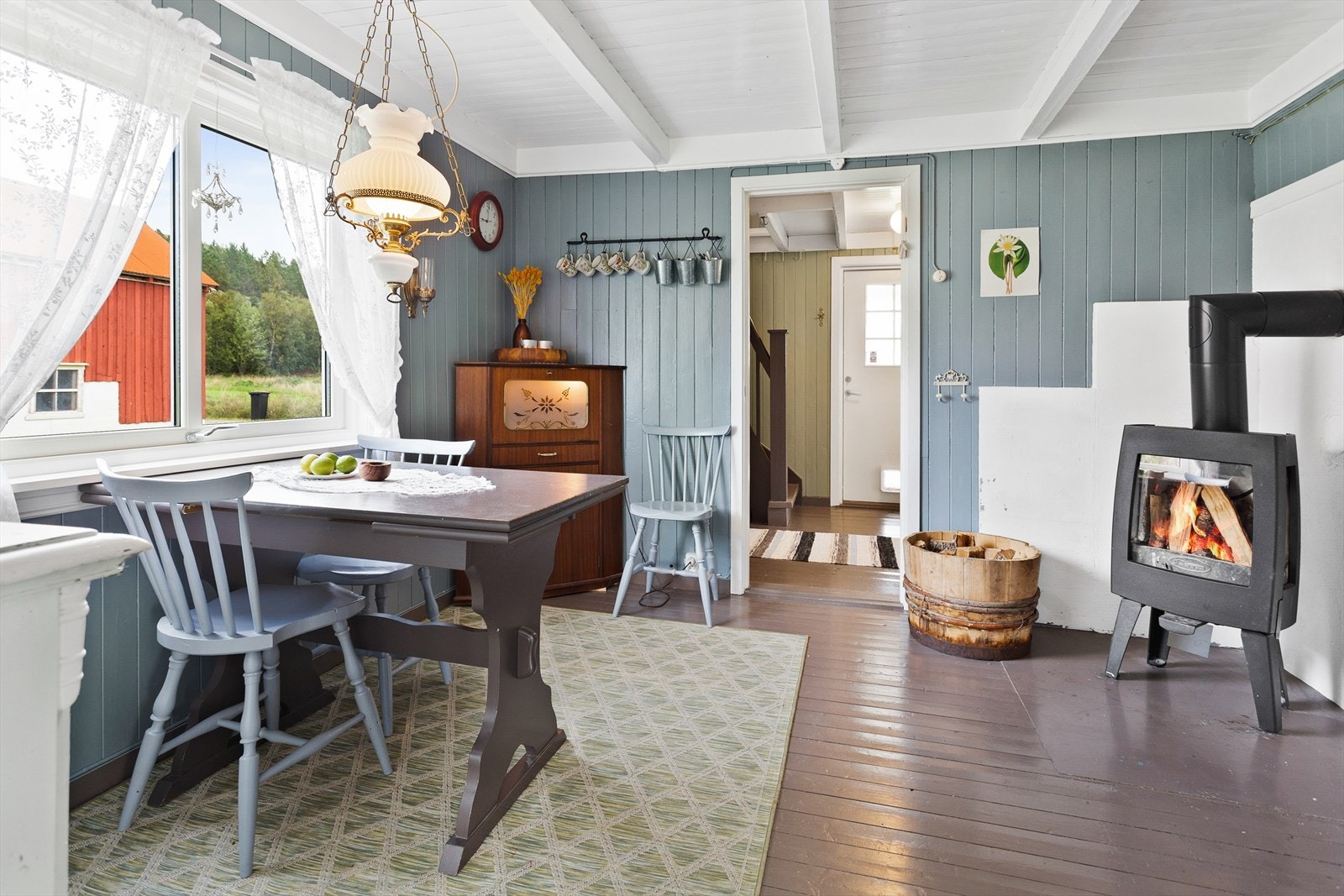 Boligen varmes opp av vedovn og varmepumpe Galleribilde