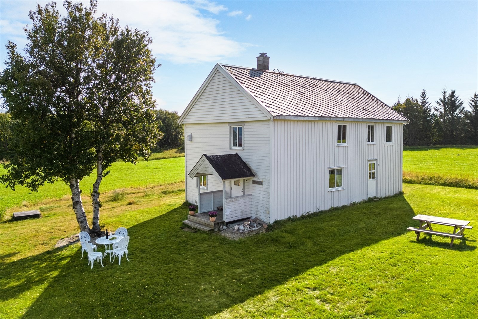 Boligen er lun og koselig og tunet mellom bolig og fjøs gir en fin ramme for uteområdet Galleribilde