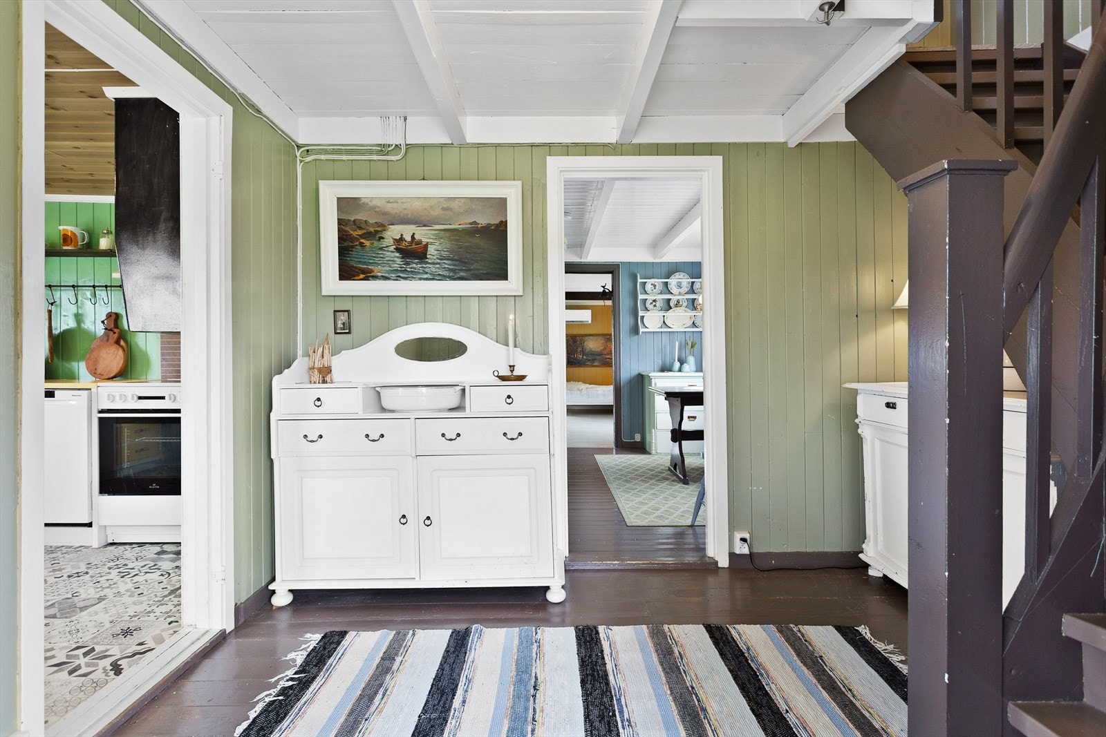 Boligen malt i lune og koselige farger, 1. egg består av gang, kjøkken, bad, to stuer Galleribilde