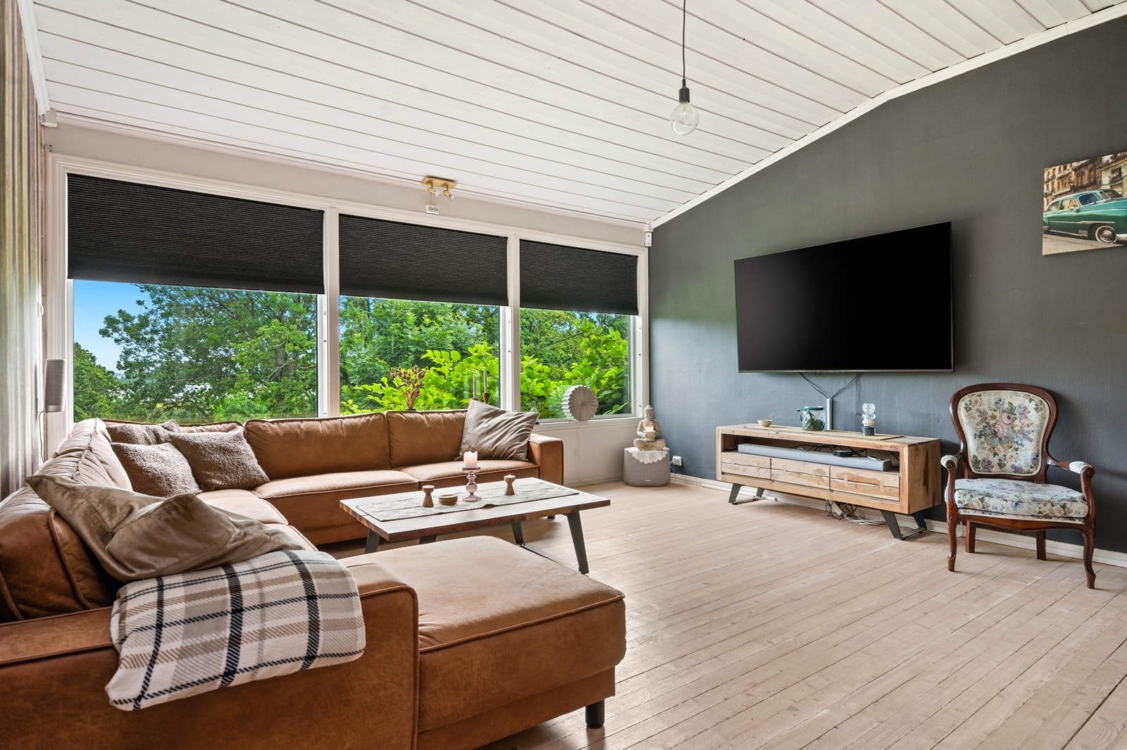 Lys og romslig stue med store vindusflater som slipper inn rikelig med dagslys. Galleribilde