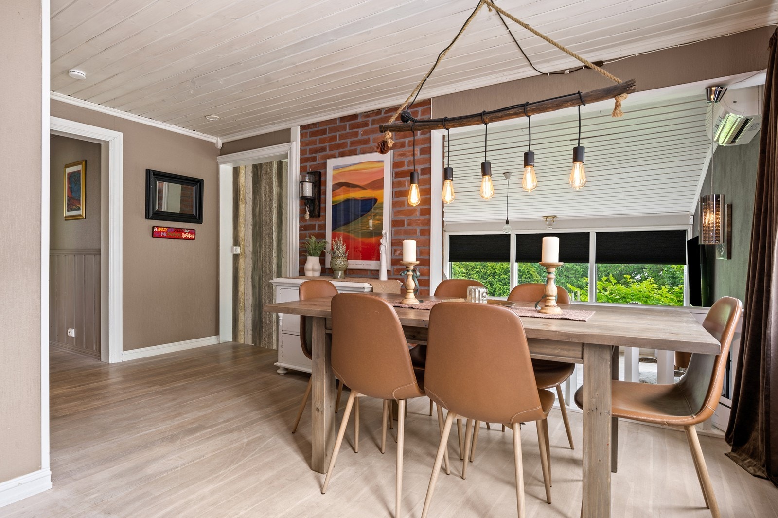 God plass til spisebord og tilhørende møblement Galleribilde