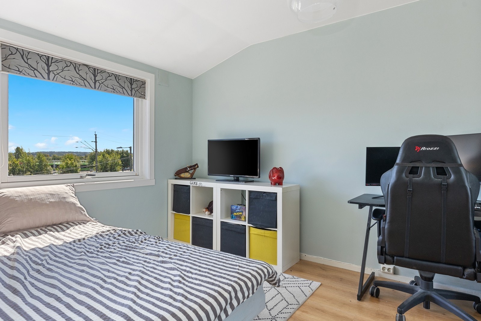 Lys og trivelig soverom med plass til dobbeltseng og garderobeløsning. Galleribilde