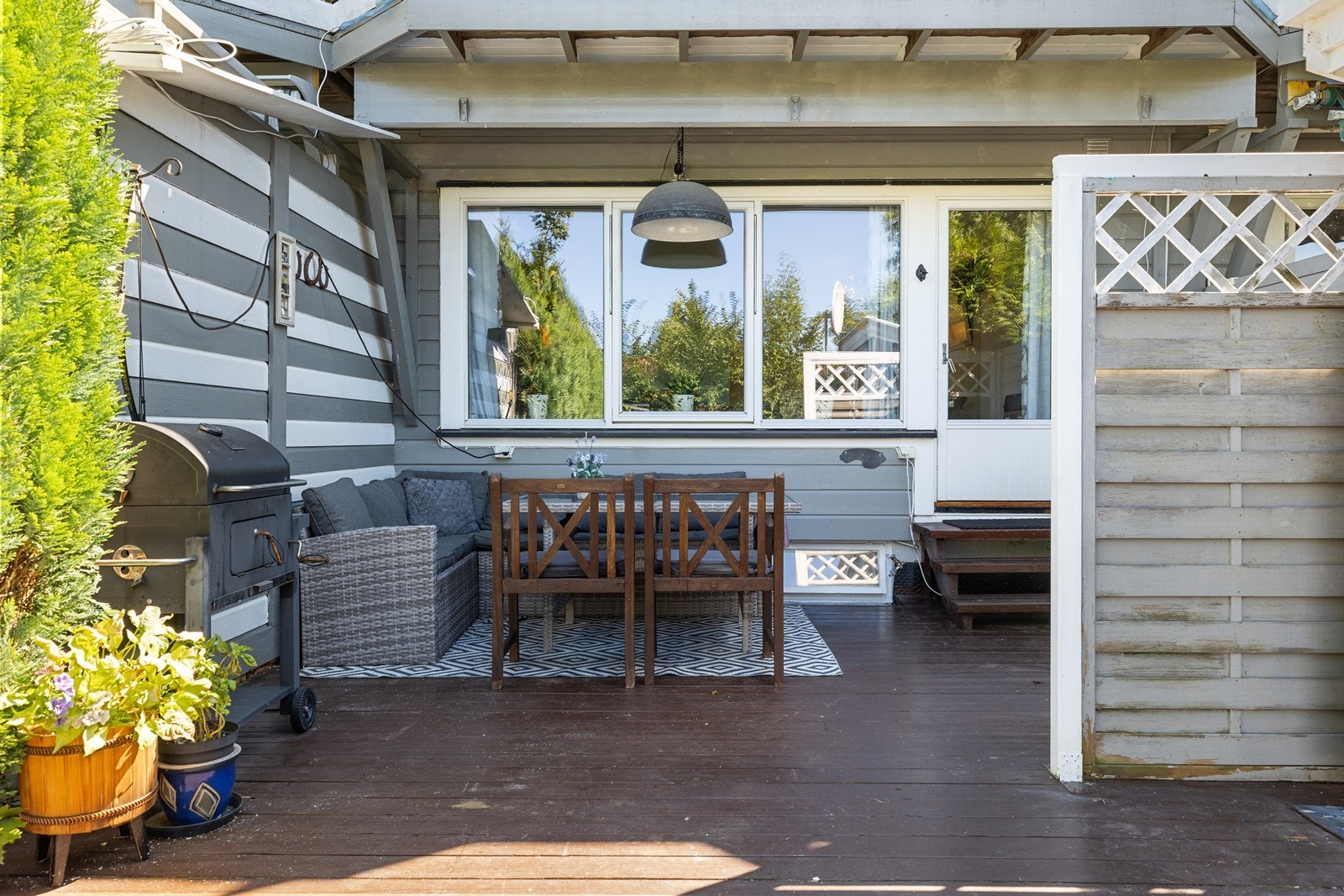 Uteområde som gir rom for grill og sosialt samvær. Galleribilde