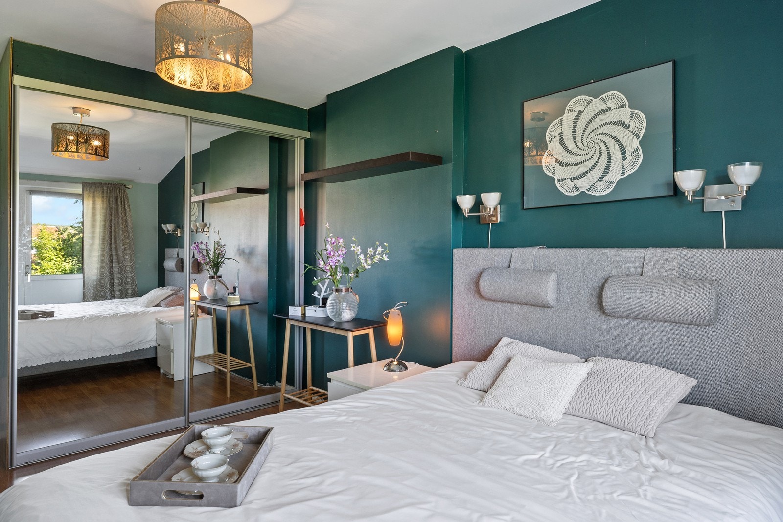 Romslig skyvedørsgarderobe med gode oppbevarings muligheter Galleribilde