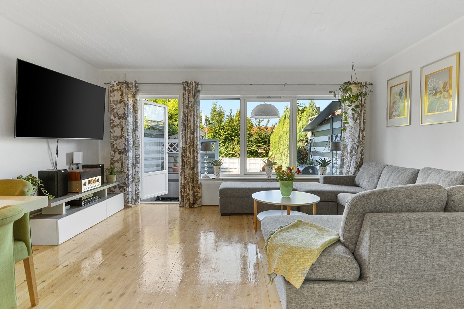 God plass til sofagruppe og TV-løsning. Galleribilde