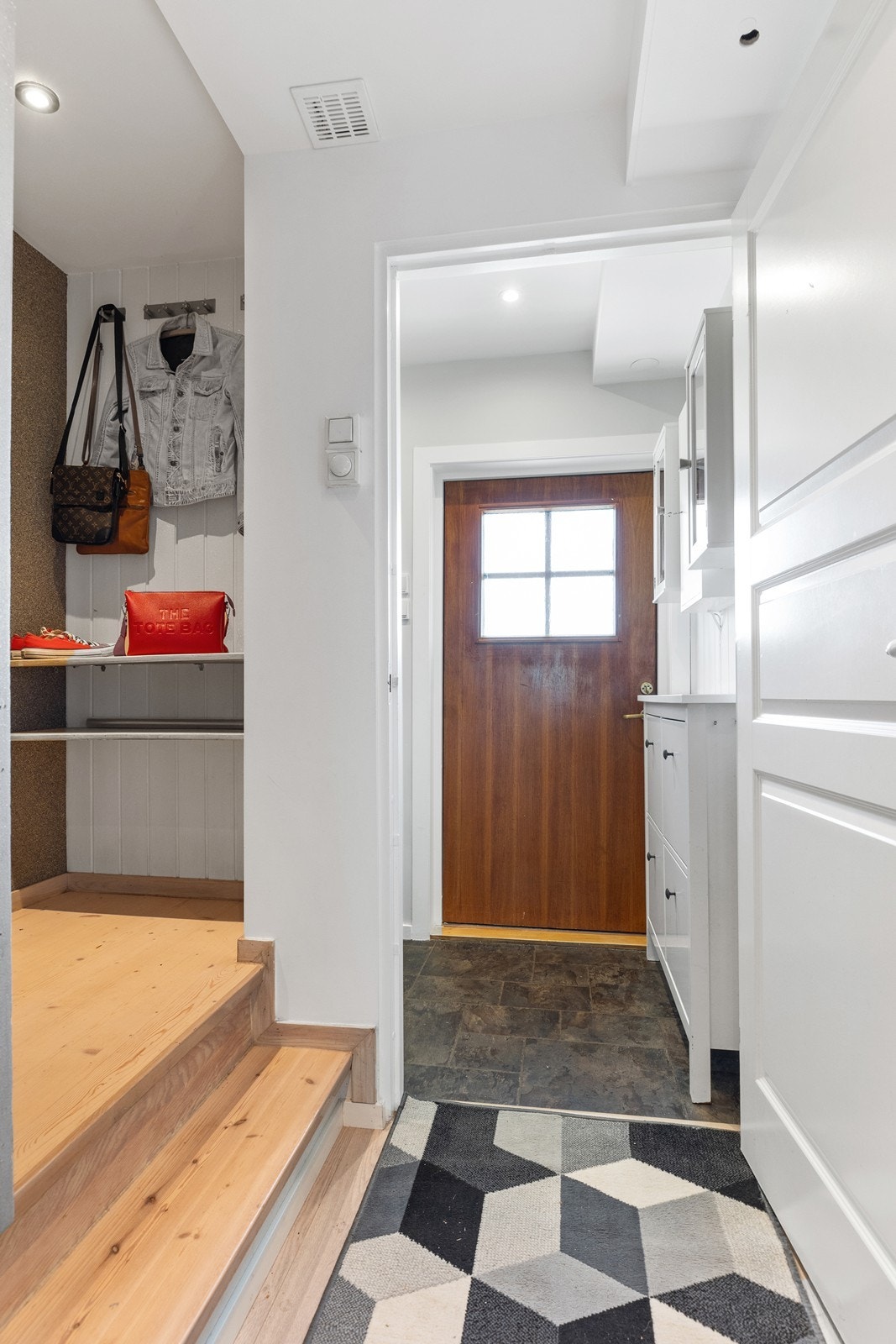 Hyggelig inngangsparti med oppbevaringsmligheter Galleribilde