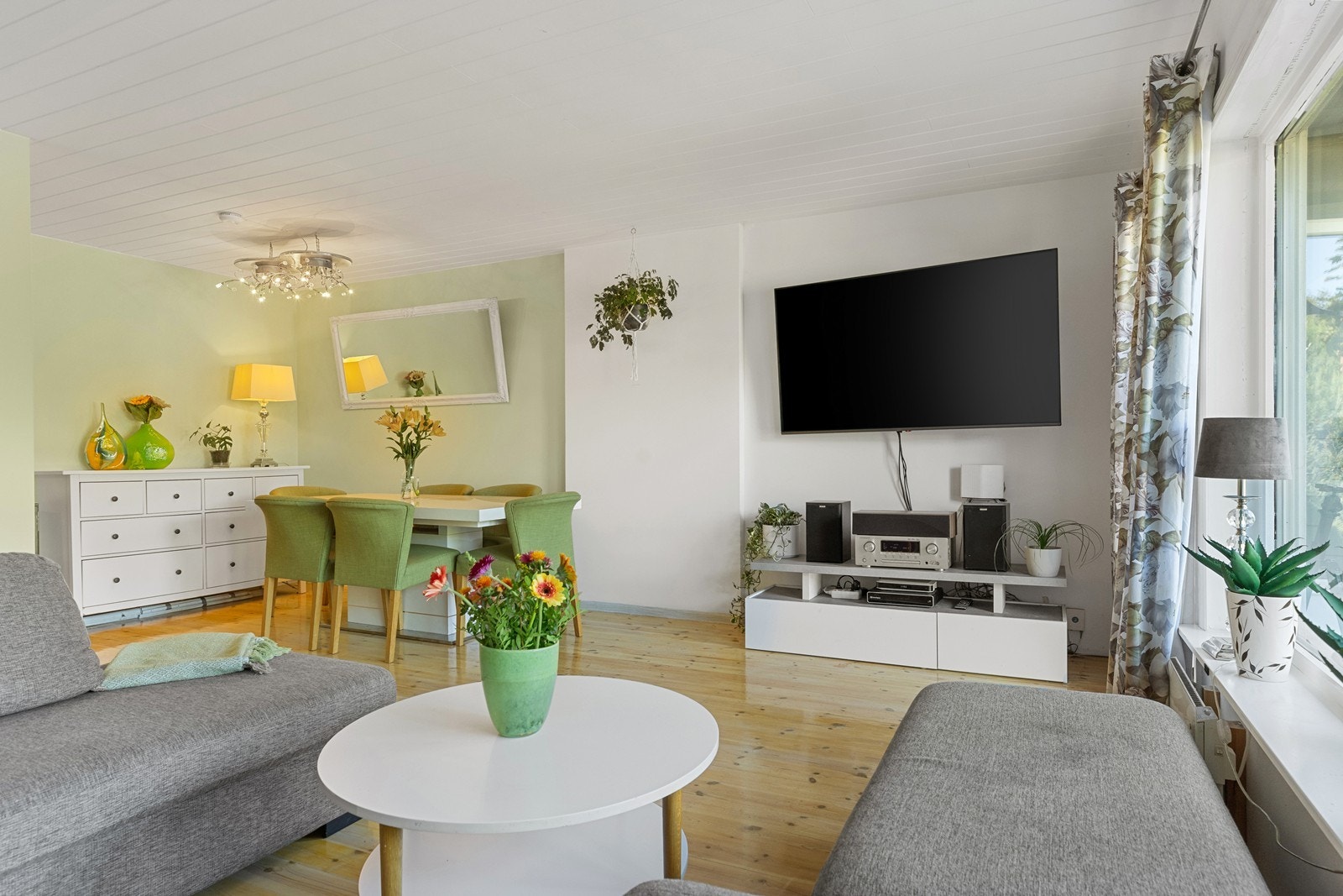 4 Store vindusflater gir rommet rikelig med naturlig lys. Galleribilde