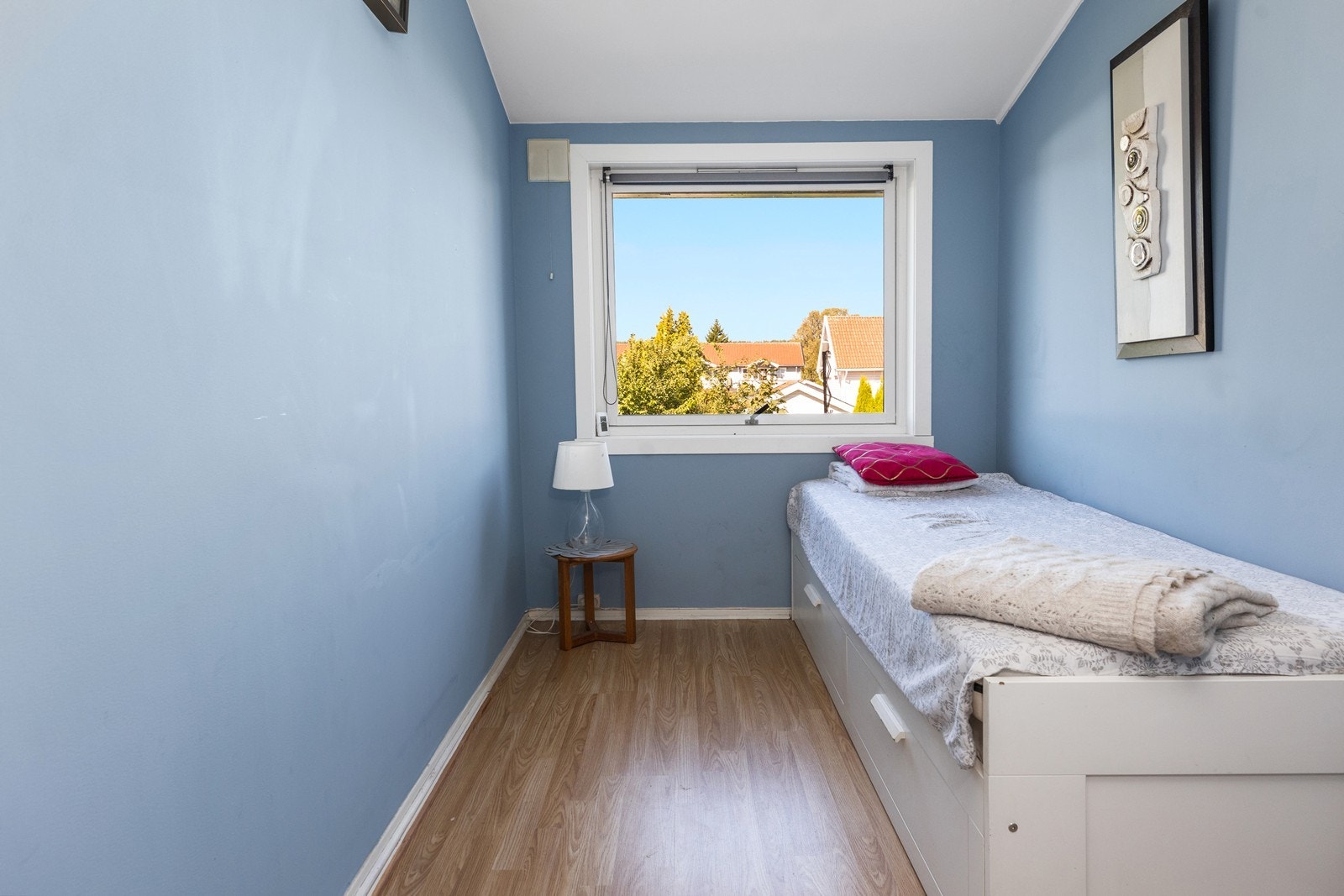 Soverom med god takhøyde og romslig planløsning for komfort og oppbevaring. Galleribilde