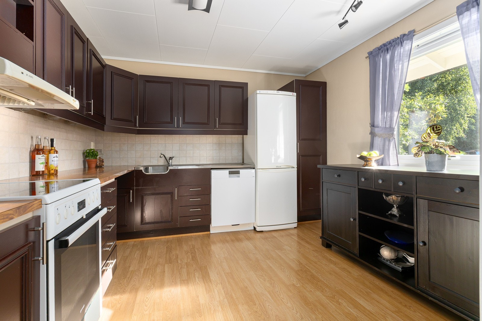 Rikelig med både skap- og benkeplass. Galleribilde