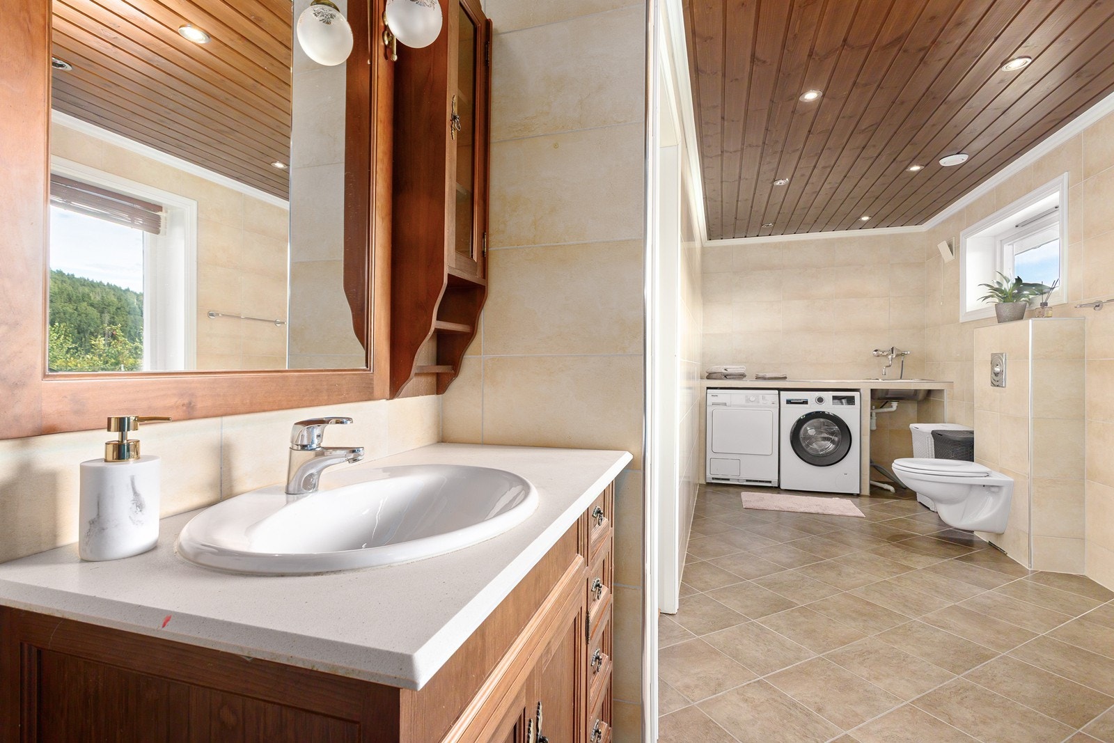 Flislagt baderom med varmekabler i gulv. Galleribilde