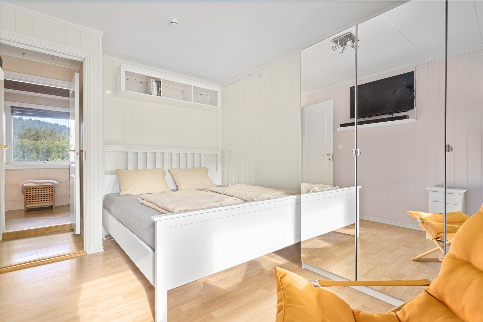 Hovedsoverom med garderobeinnredning. Galleribilde