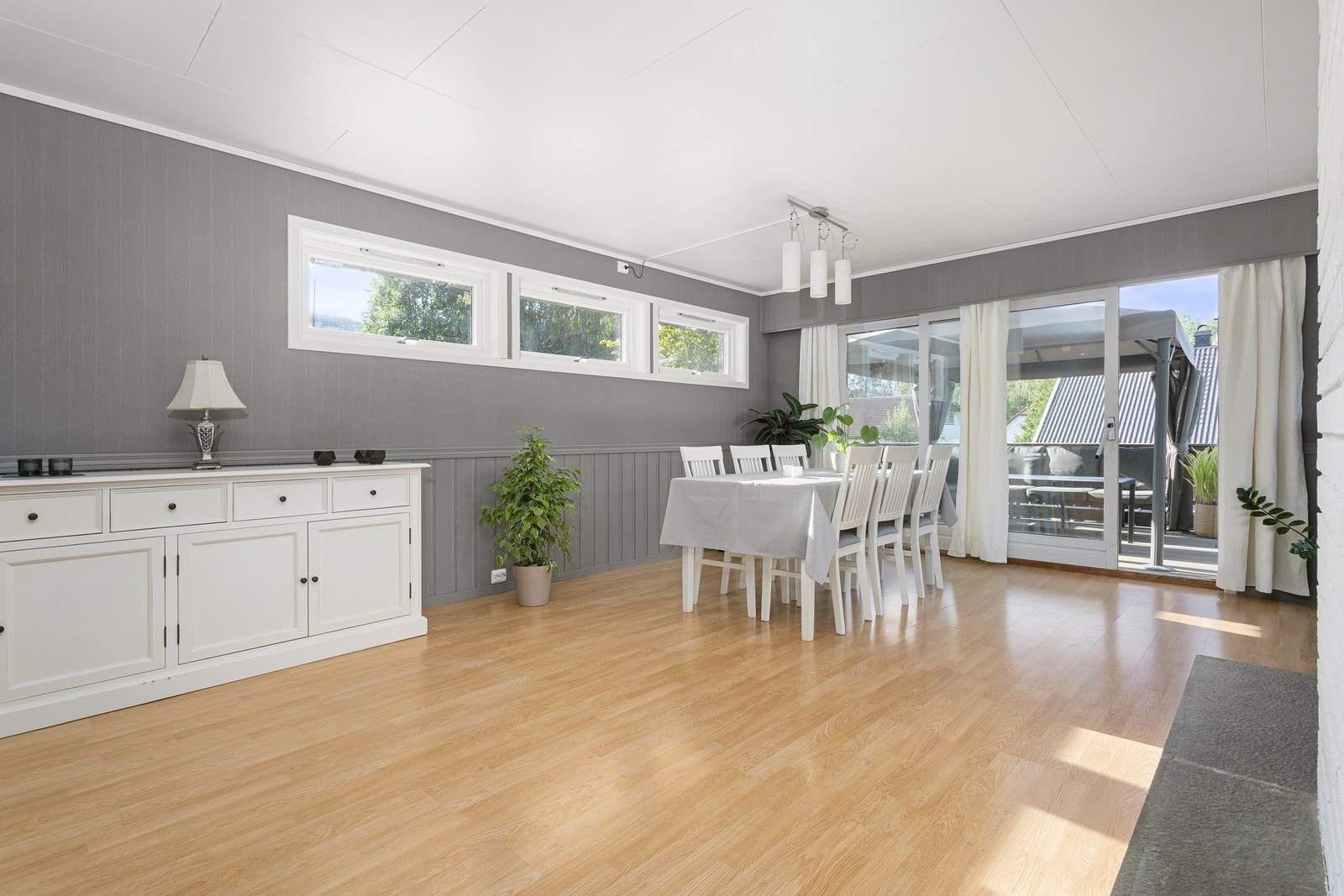 Spisestue med utgang til terrasse. Galleribilde