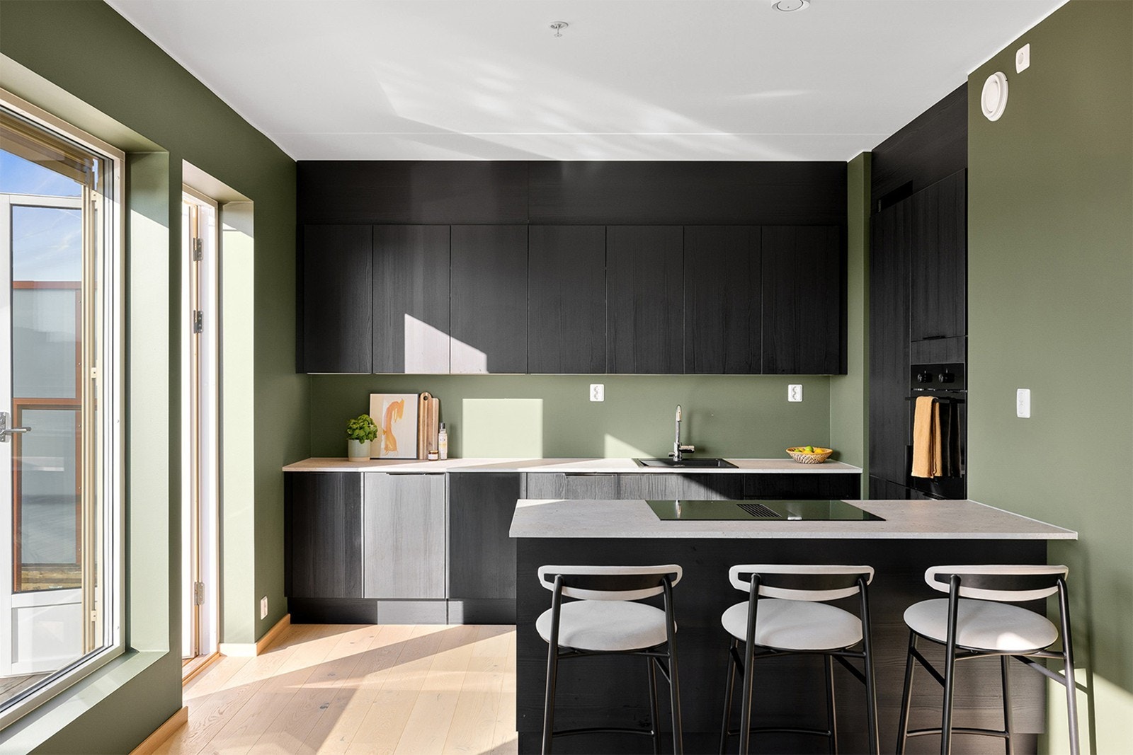 Stilrent og moderne kjøkken med god skap- og benkeplass. Kjøkkenet har integrerte hvitevarer og en praktisk planløsning som gir gode arbeidsforhold. Galleribilde