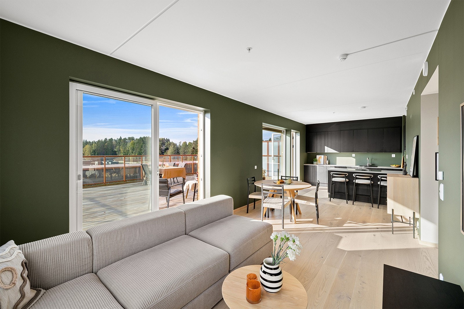 Store vindusflater slipper inn rikelig med naturlig lys og gir en behagelig romfølelse. Galleribilde