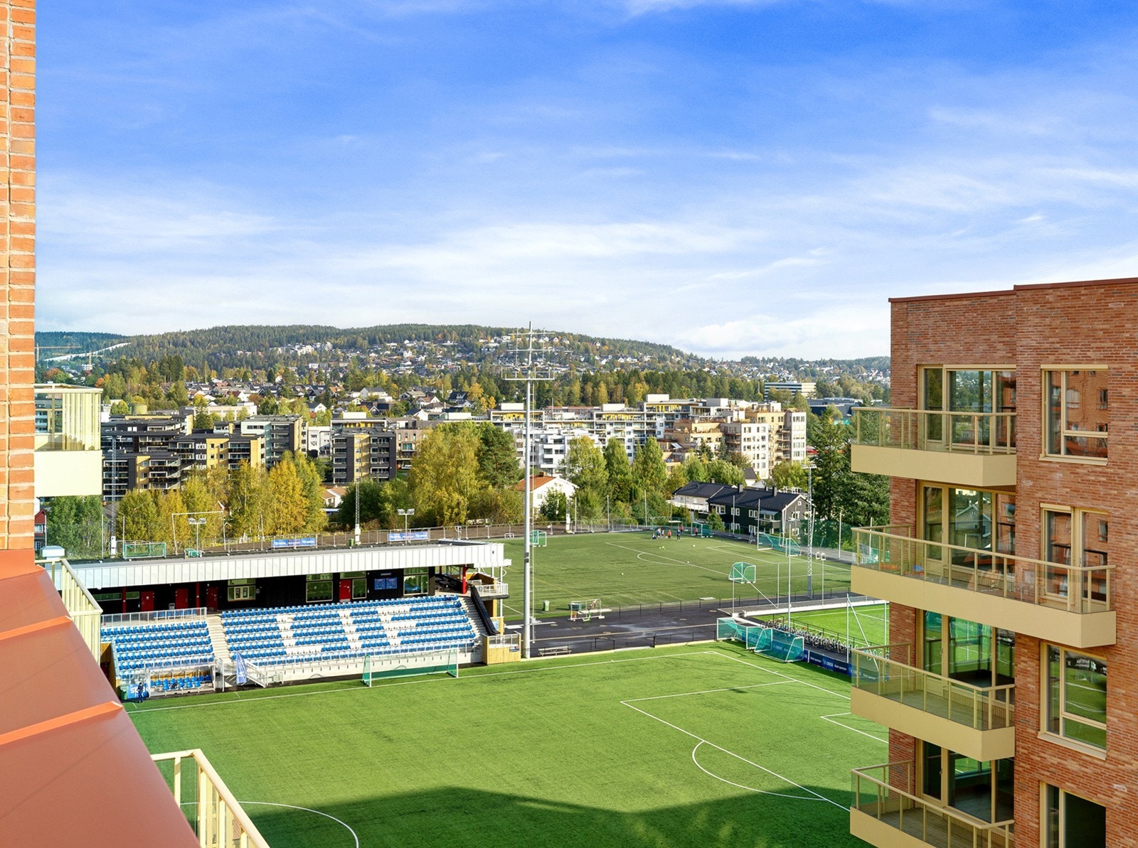 Umiddelbar nærhet til Rolvsrud Idrettspark, perfekt for den aktivitetslystne familie. Det er utsikt fra alle oppholdsrom i leiligheten. Galleribilde