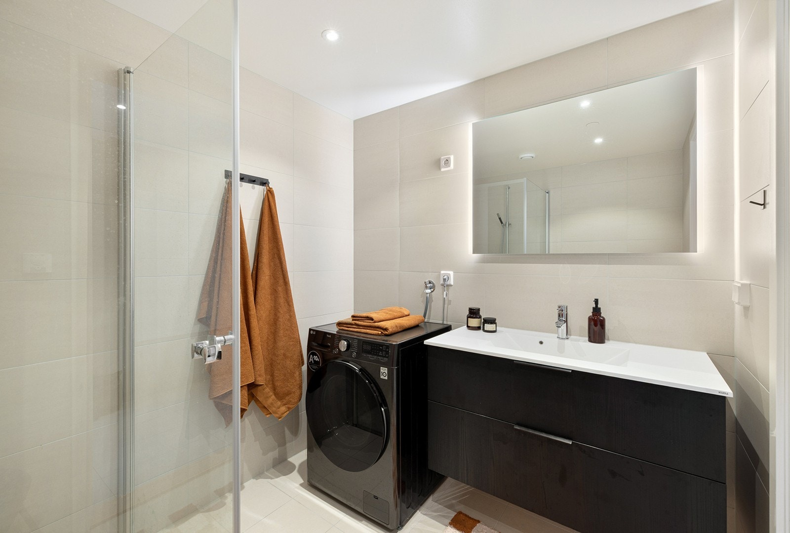 Bad med toalett, dusj og opplegg til vaskemaskin/tørketrommel. Galleribilde