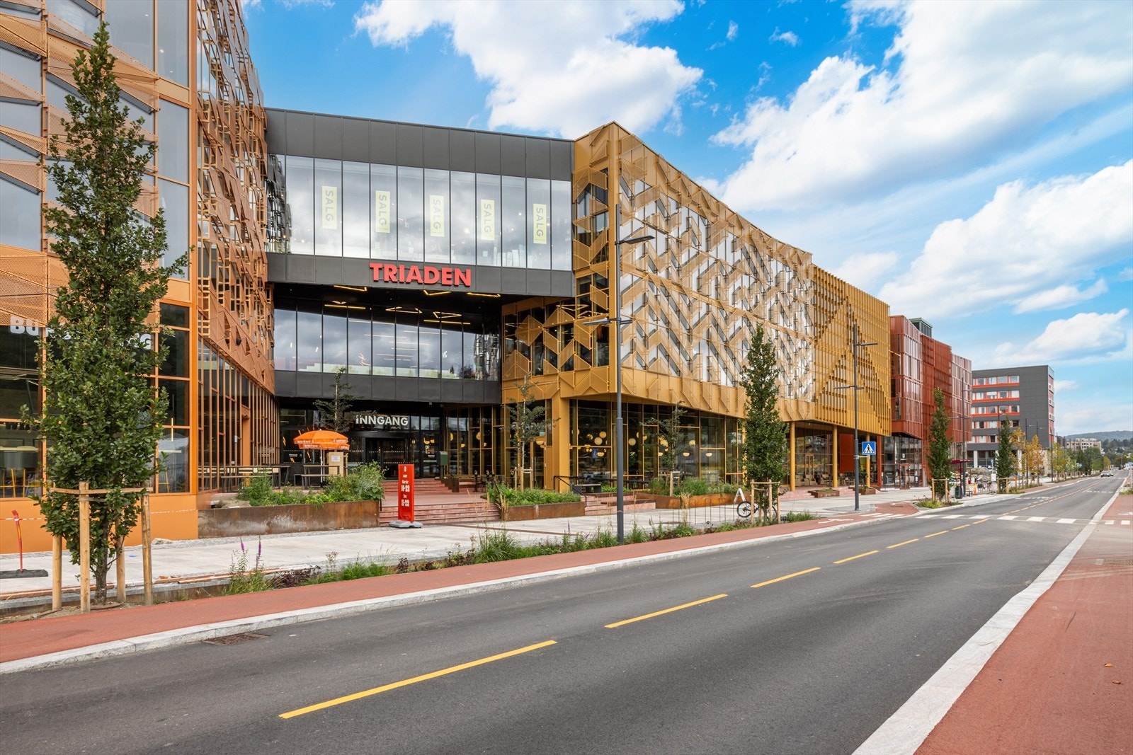 Det er gangavstand til både Triaden Storsenter og Metro senter med en rekke utvalg av forretninger og restauranter. Galleribilde