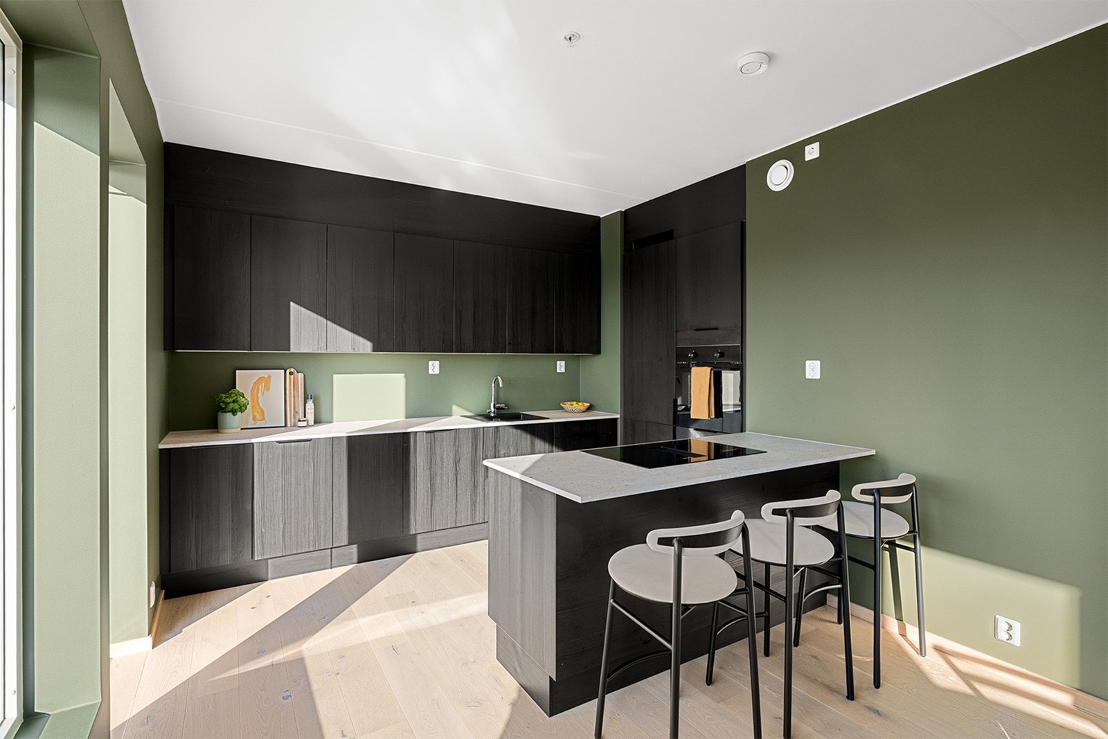 Kvalitetskjøkken fra HTH med takhøye skap. Galleribilde